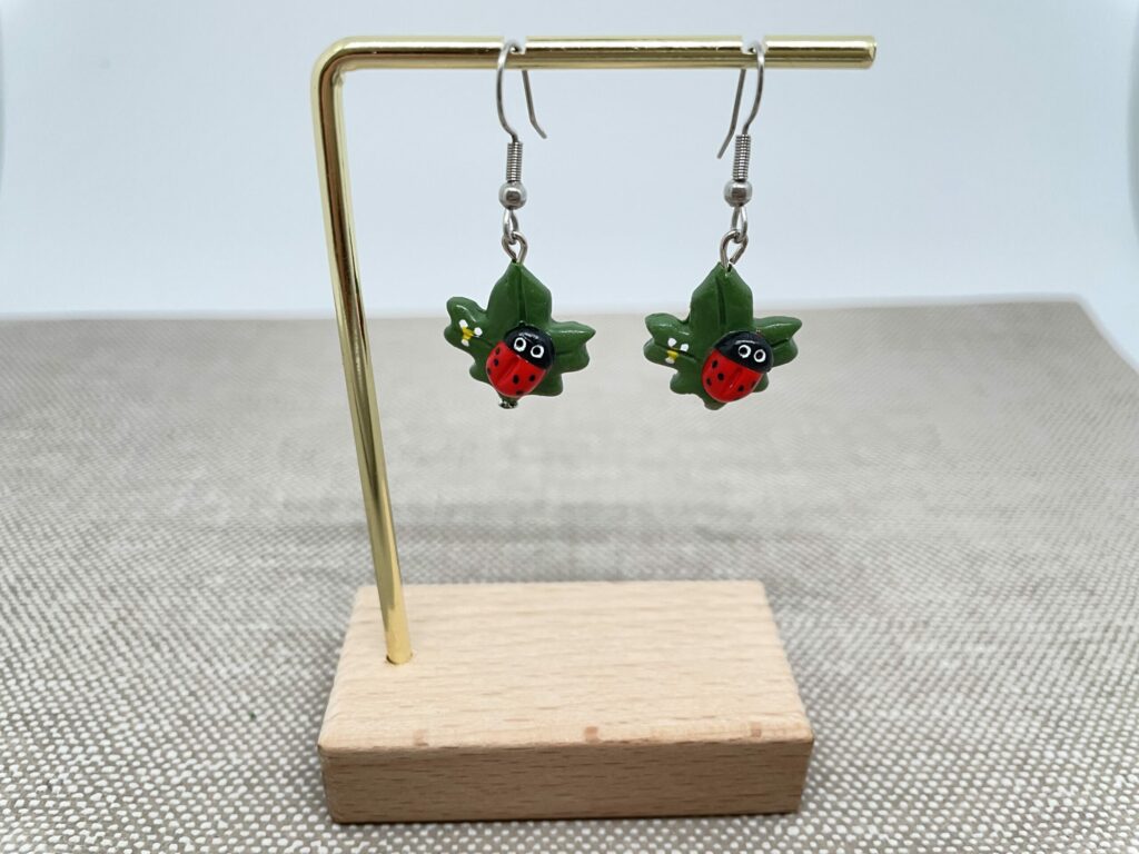 Boucles d’oreilles coccinelles feuilles